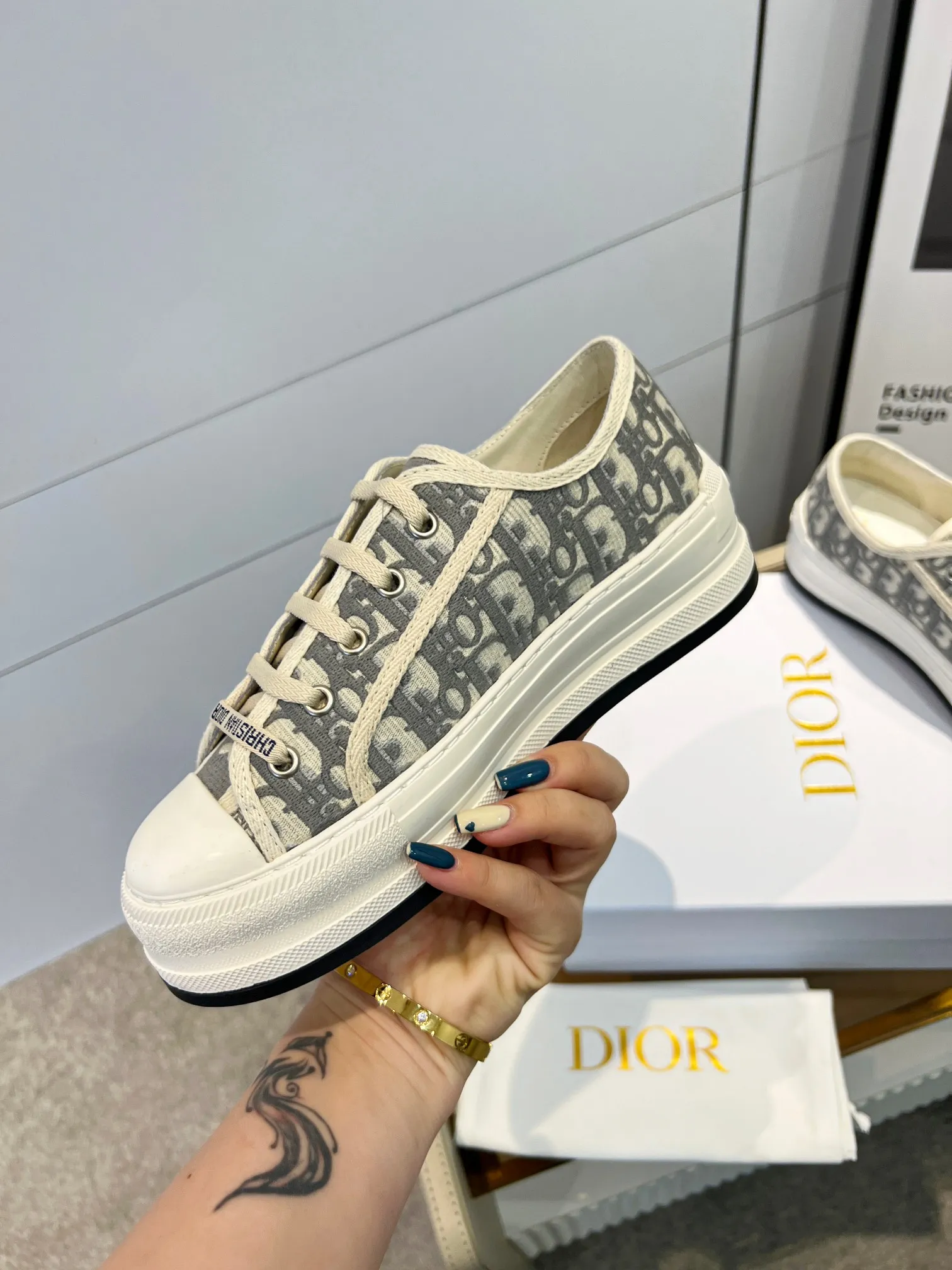 👟👟Ex-factory price 520👟👟 Women's Shoes Women's Clothing Women's Shoes Women's Clothing Women's Shoes Factory Dior Dior's latest spring and summer catwalk style casual thick-soled cloth shoes It's hard to find just one shoe at the counter Kim Ji-soo has the same style with many Internet celebrities planting grass Stir-fried chicken on the feet is versatile, Taikoo Hui genuine purchase and development High-end customized upper material, 3D electric embroidered three-dimensional cloth surface, perfect replica of the outsole, very comfortable foot feel, original full set packaging code number 35-40 (41 customized)